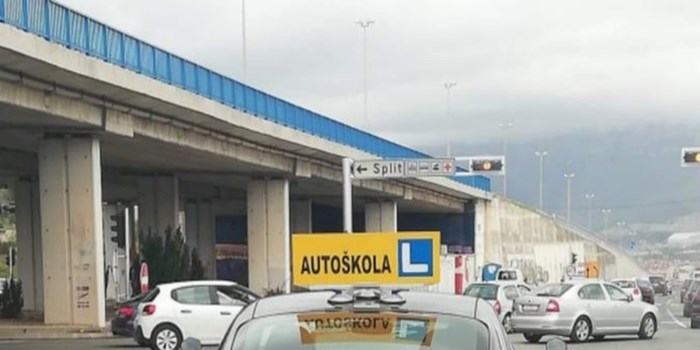 Fotka vozila jedne autoškole iz Splita obišla je cijeli svijet, odmah ćete vidjeti zašto je hit