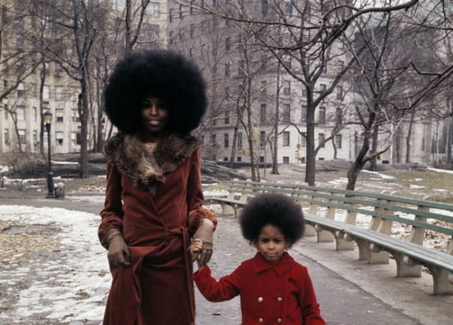 16. Majka i kći u šetnji, New York 1970.