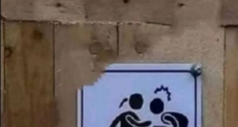 Znak pred nečijim vratima nasmijao je cijelu regiju, kad vidite fotku odmah će vam biti jasno zašto