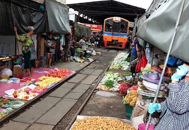 Kroz neke tržnice na Tajlandu prolazi željeznica