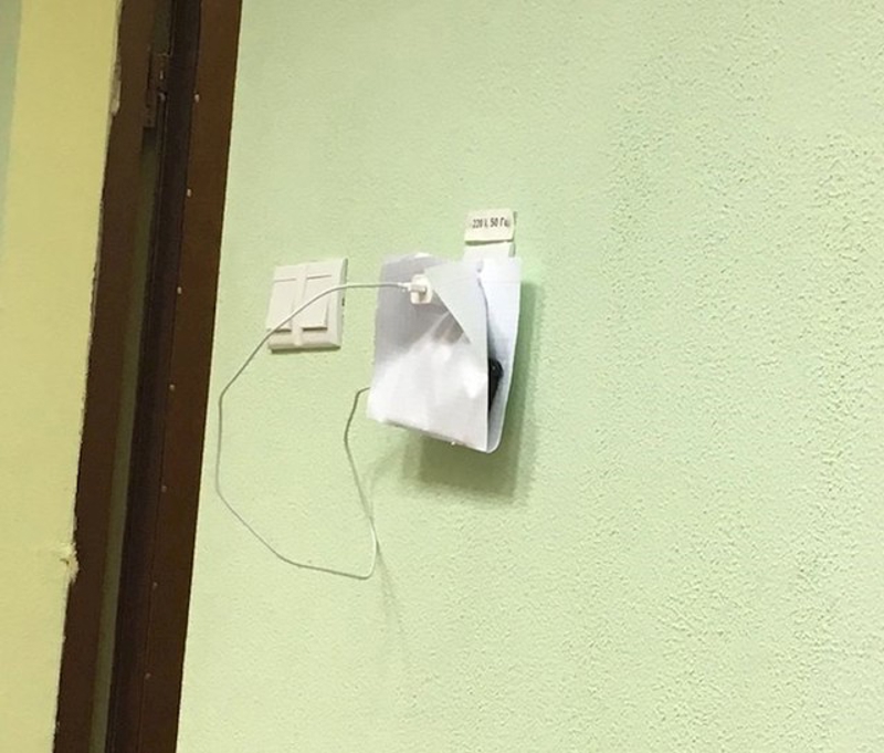 1. Kad nemate gdje odložiti mobitel tijekom ounjenja, i običan papir može poslužiti.