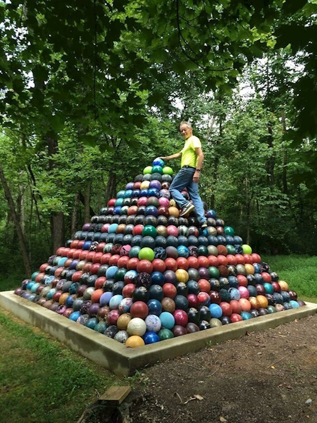 6. Tip je skupio jako puno kugli za kuglanje i napravio od njih piramidu
