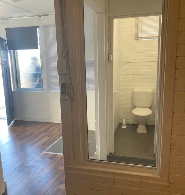 15. Wc u jednom uredu