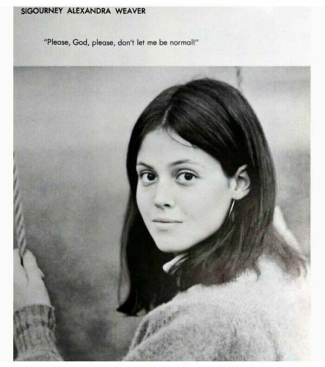 3. "Fotografija i citat Sigourney Weaver iz srednjoškolskog godišnjaka 1967. "Molim te, Bože, molim te, ne dopusti mi da budem normalna.""