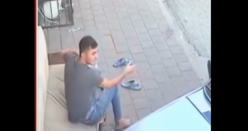 Tip je odmarao na kauču kad je uslijedilo nešto totalno šokantno, snimka ledi krv u žilama