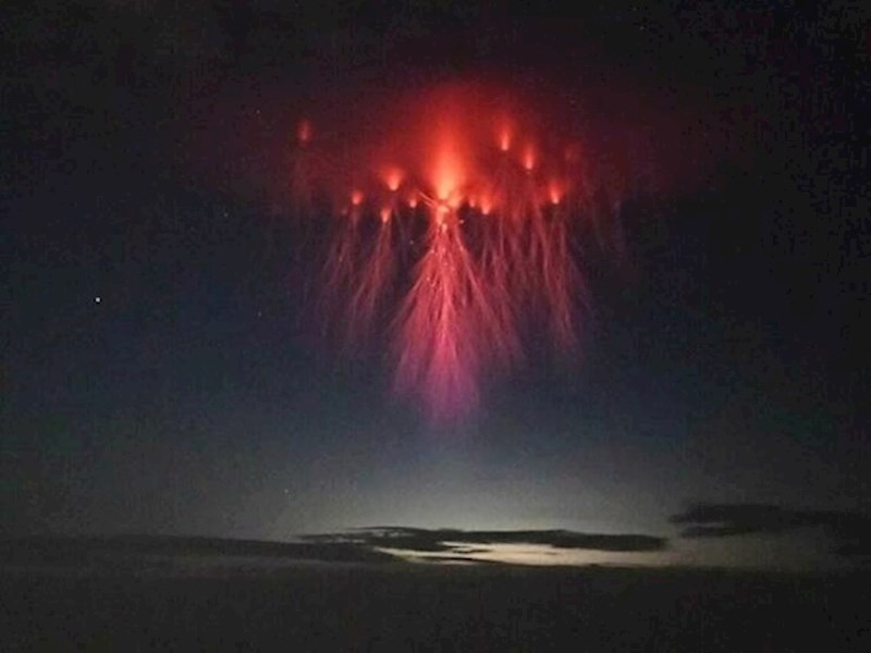 13. Rijedak fenomen u Zemljinoj atmosferi - oluja s crvenim munjama koja izgleda poput meduze