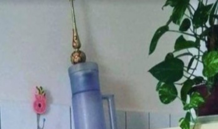 Netko je u svojoj kuhinji postavio skroz bizaran božićni ukras, fotka je odmah postala hit u regiji