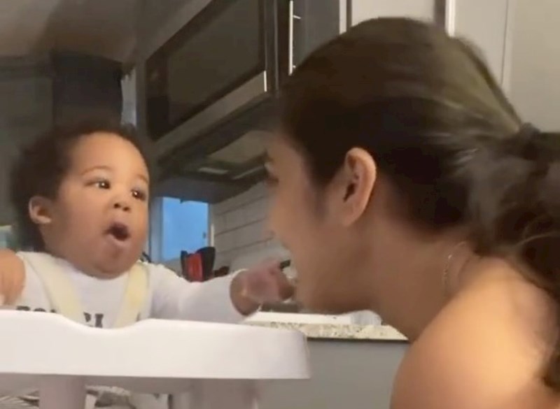 Mama je pokušala preplašiti svoju bebu, prasnut ćete u smijeh kad vidite njezinu reakciju