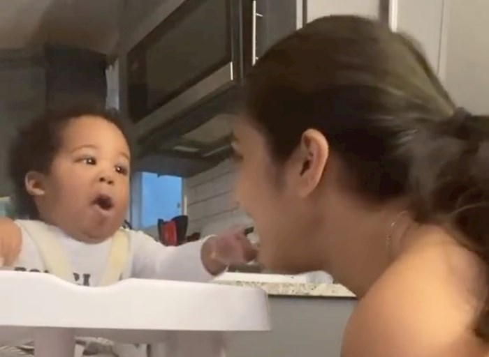 Mama je pokušala preplašiti svoju bebu, prasnut ćete u smijeh kad vidite njezinu reakciju