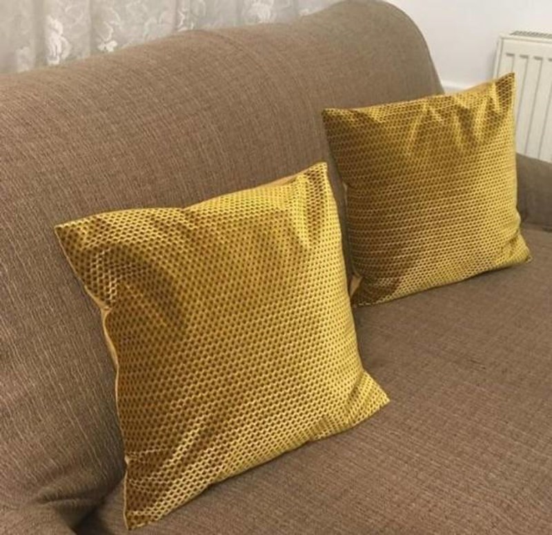 13. Jastuci izgledaju kao da su fotošopirani na kauč
