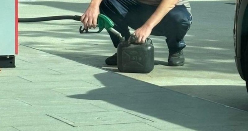 Netko je na benzinskoj u Zadru snimio bizaran prizor, šokirat ćete se kad vidite što radi ovaj tip