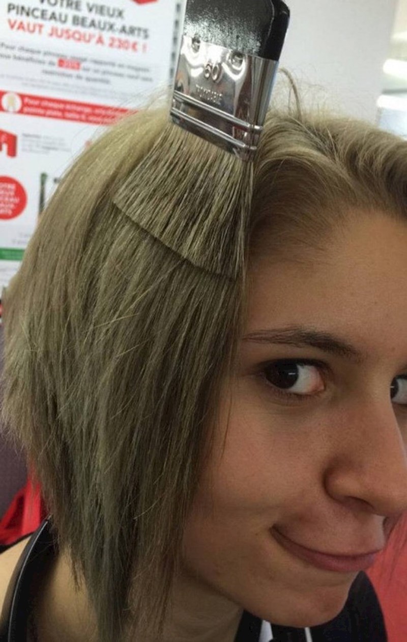 14. Kist i boja kose su identični