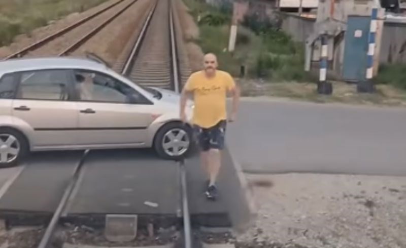 Bizarna snimka iz Srbije: Vozač se nasred pruge posvađao sa strojovođom oko prvenstva prolaza
