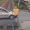 Bizarna snimka iz Srbije: Vozač se nasred pruge posvađao sa strojovođom oko prvenstva prolaza