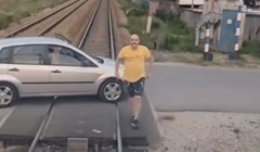 Bizarna snimka iz Srbije: Vozač se nasred pruge posvađao sa strojovođom oko prvenstva prolaza