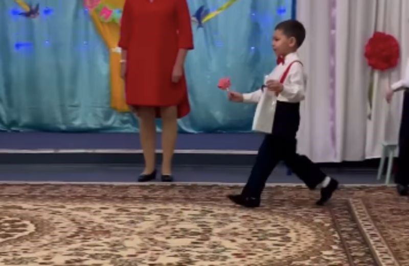 Dječak je poklonio djevojčici cvijet, snimka njezine reakcije obišla je cijeli svijet i postala hit