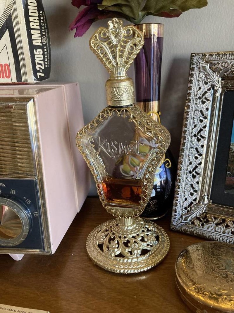 15. Bočica parfema koji je pripadao mojoj prabaki, a ona je tvrdila da ga je naslijedila od svoje majke