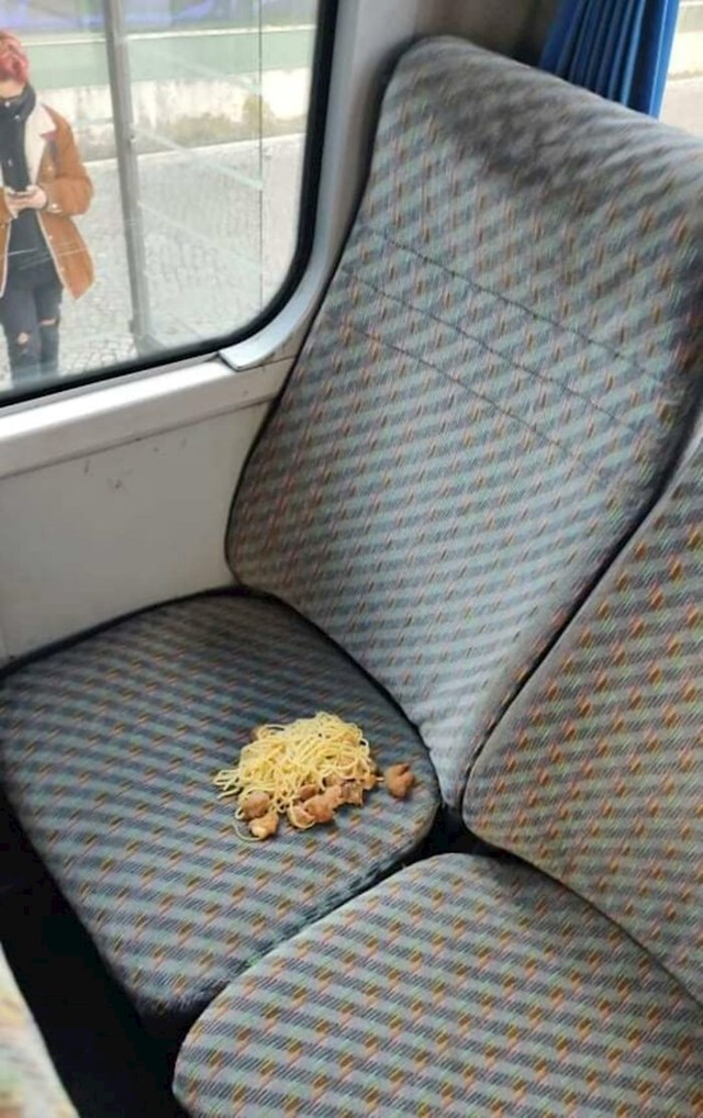 11. A netko pak svoj ručak na sjedalu autobusa