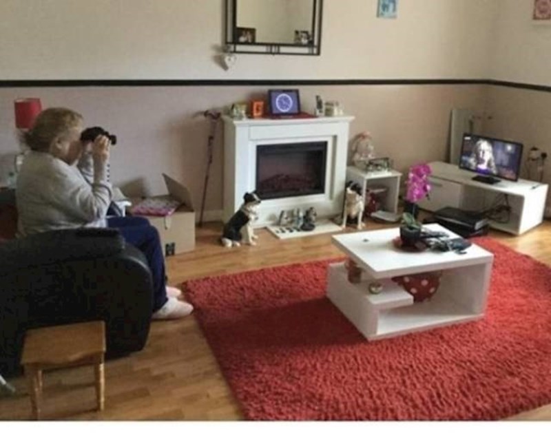 4. Baki se pokvario televizor pa smo joj donijeli zamjenski koji joj je premali. Ali snašla se!