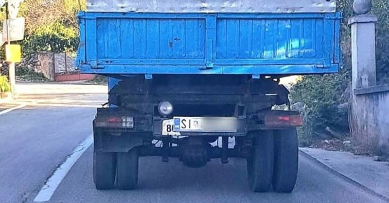 Natpis na kamionu snimljenom u okolici Šibenika oduševio je cijelu zemlju, odmah ćete vidjeti zašto