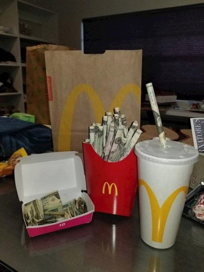 17. Moj brat rekao je da za rođendan želi samo novac pa smo se malo poigrali s njim