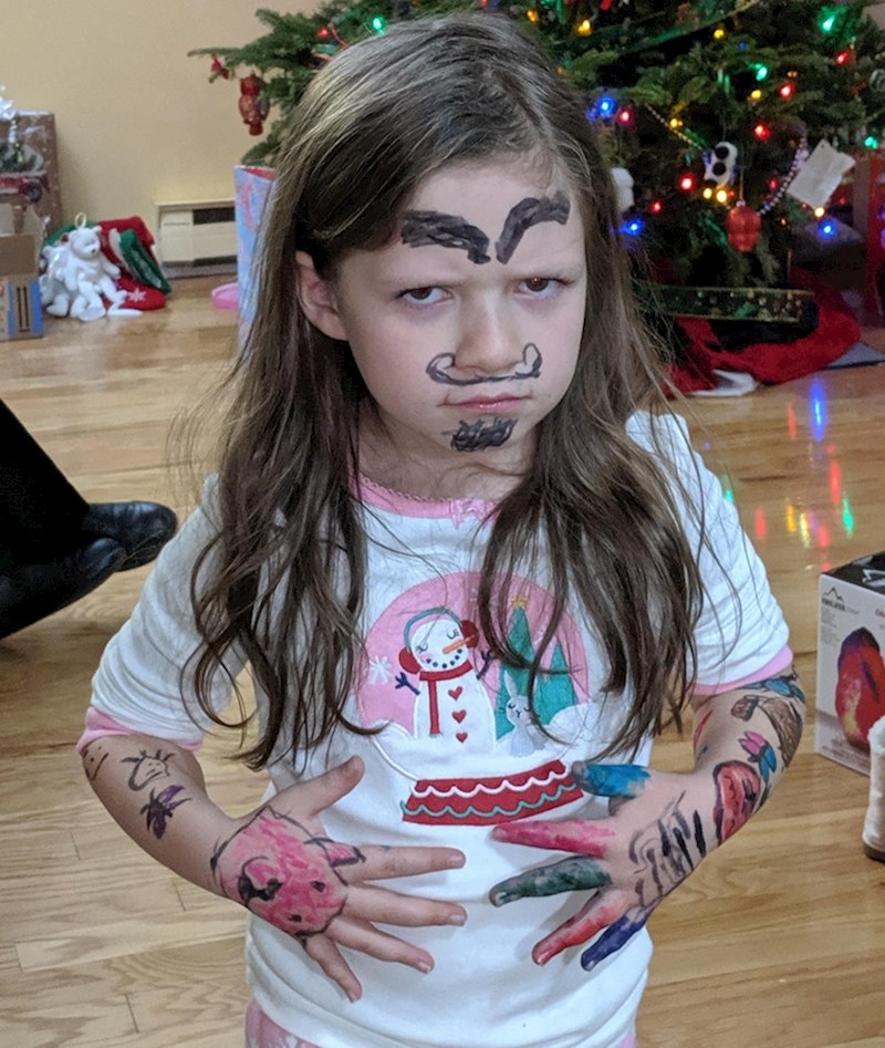 6. Dobila je vodootporne markere za Božić i testirala ih na sebi