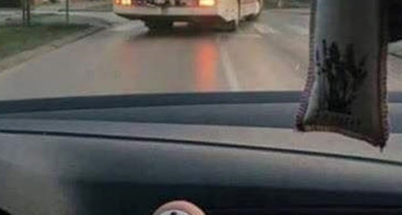 Vozač iz Vinkovaca snimio je čudan prizor na autobusu ispred svoga auta, svi su gledali u nevjerici