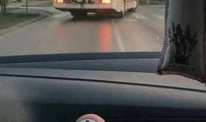 Vozač iz Vinkovaca snimio je čudan prizor na autobusu ispred svoga auta, svi su gledali u nevjerici
