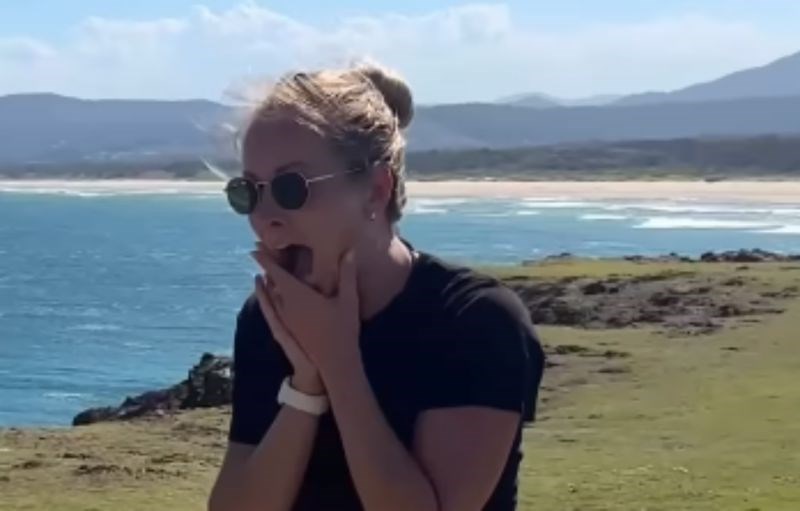 Žena je pozirala za fotku kad se u pozadini odvilo nešto neočekivano, snimka ima milijune pregleda