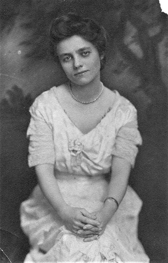 12. "Moja prapra teta, 1910. godine."