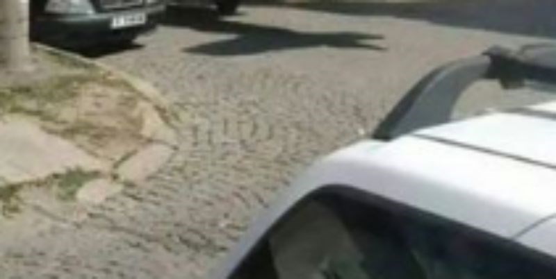 Bizarna fotka s jedne ulice u Mađarskoj obišla je svijet, morate vidjeti što je parkirano pored auta