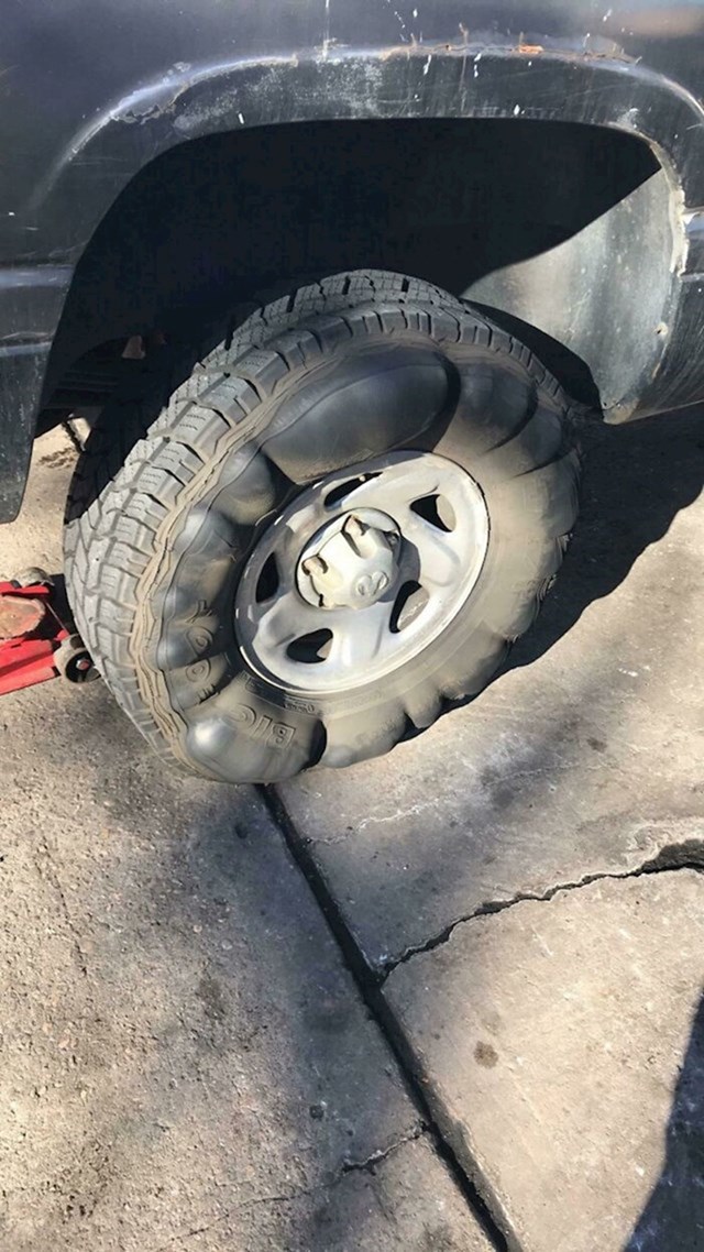 Vozio je više od 100 kilometara s ovakvom gumom