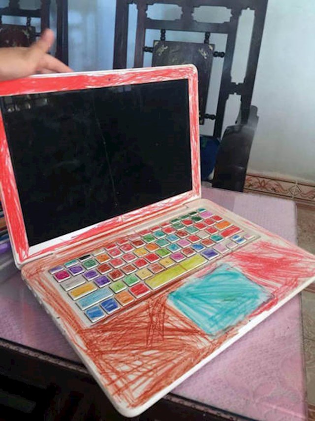 13. Odlučio je malo urediti laptop.