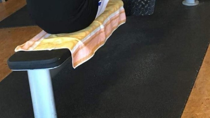 Netko je u teretani fotkao urnebesan prizor, morate vidjeti obuću u kojoj vježba ovaj tip