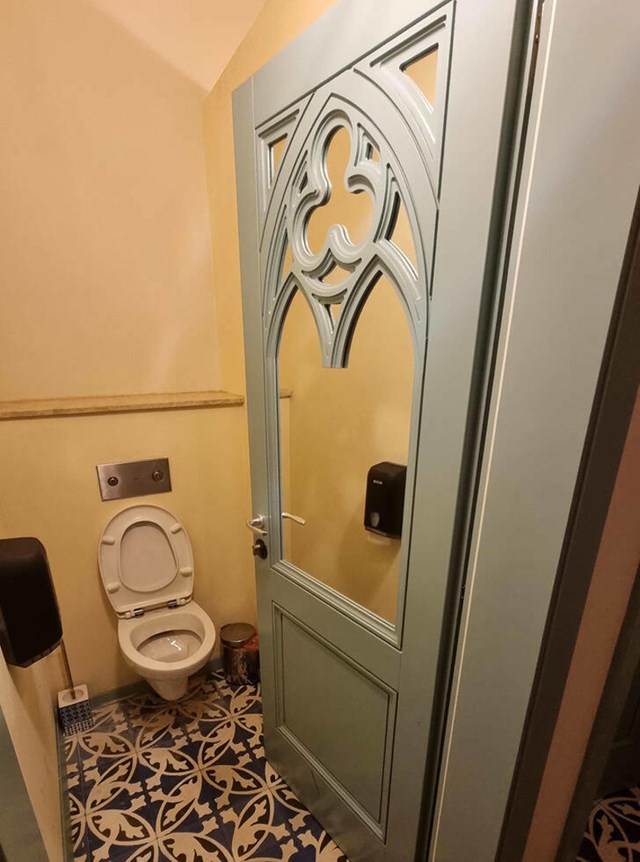 8. Mislio sam da su vrata od wc-a staklena, ali zapravo je to ogledalo
