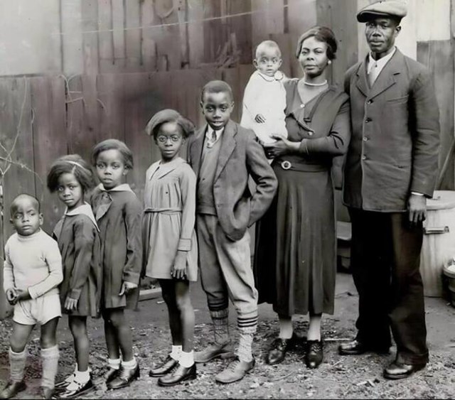 2. "Oni su obitelj Carter iz Toronta, a fotka je snimljena 1936. godine. Louise i John William Carter, imigranti s Barbadosa, dobili su 9 djece u razdoblju od 10 godina"