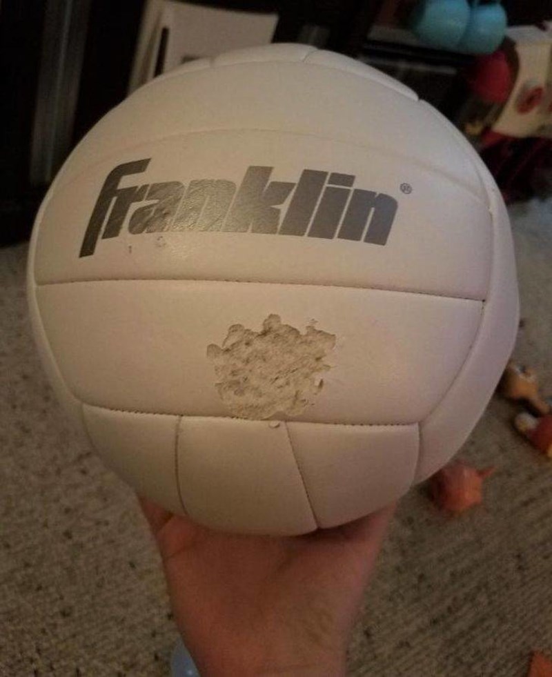 4. Moj sin odlučio je degustirati loptu koju smo mu poklonili