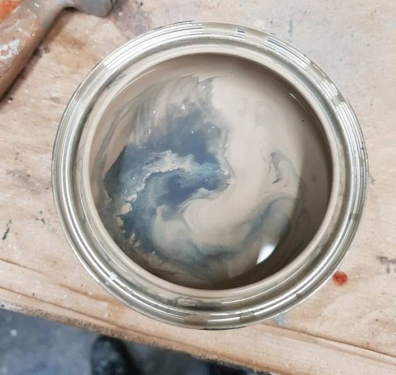 25. Boja u kanti ima obrise mačke