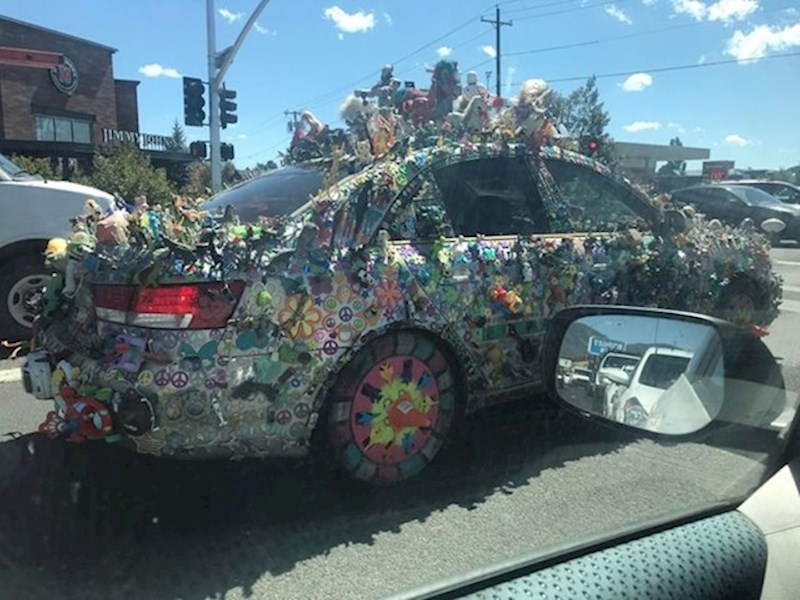 11. Stvarno se potrudio da se njegov automobil istakne u gomili