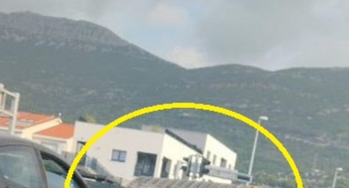 Netko je na cesti primijetio bizaran prizor, fotka je odmah postala hit na Fejsu