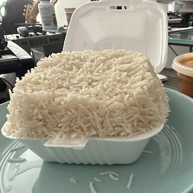 3. Dostavili su mi prepunjenu posudicu riže! Nije da se žalim...😊