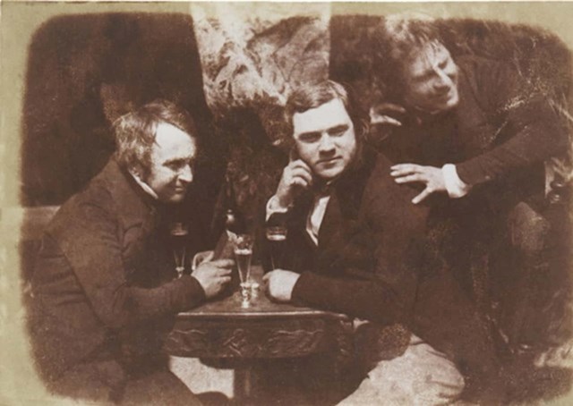 9. Prva fotografija muškaraca koji piju alkohol