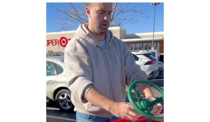 Tata iz SAD-a napravio je genijalan dodatak za šoping kolica i oduševio sina, snimka je viralni hit