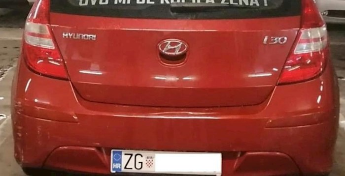 Oženjeni muškarac nalijepio je urnebesan natpis na svoj auto, fotka je odmah postala teški hit