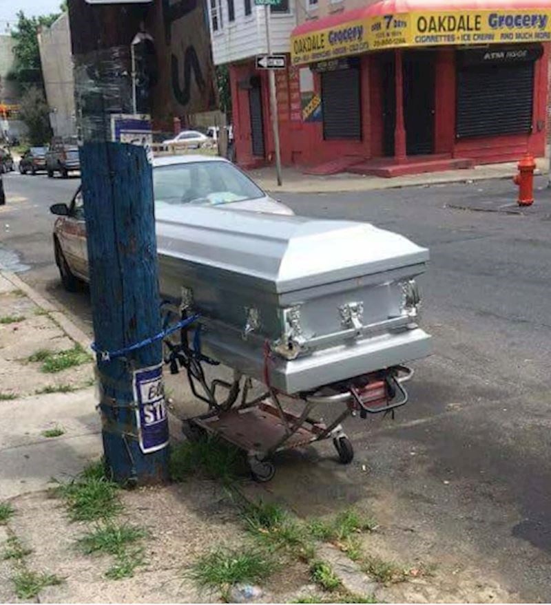 17. Netko je uočio lijes privezan nasred ulice