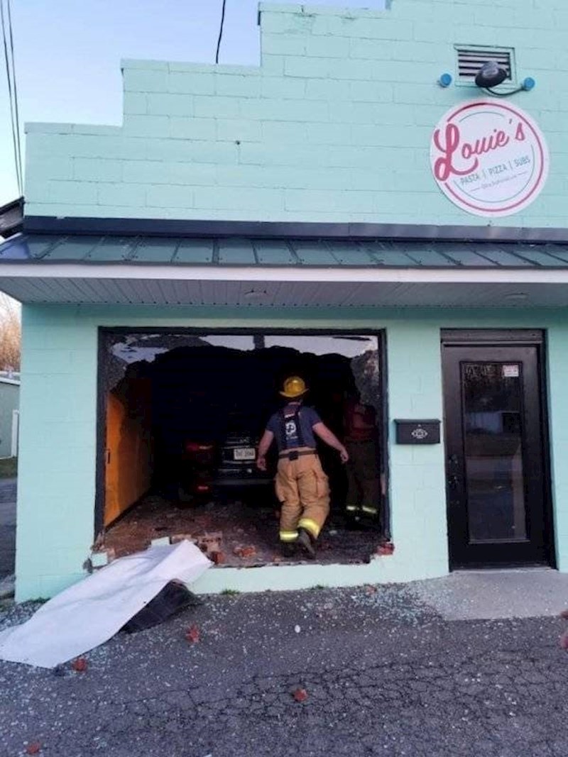2. Zabio se autom u restoran koji se sutra trebao otvoriti