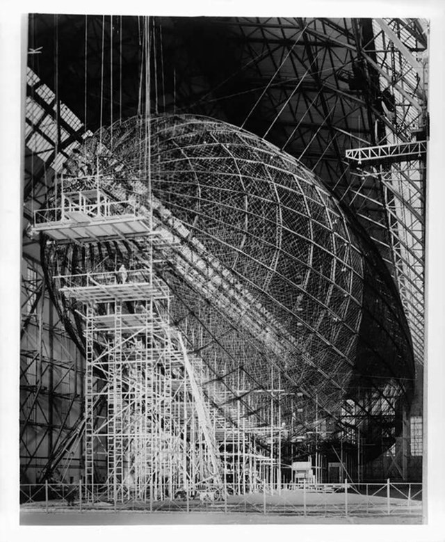 10. Gradnja zepelina Hindenburg koji je tragično skončao u nesreći 1937. godine