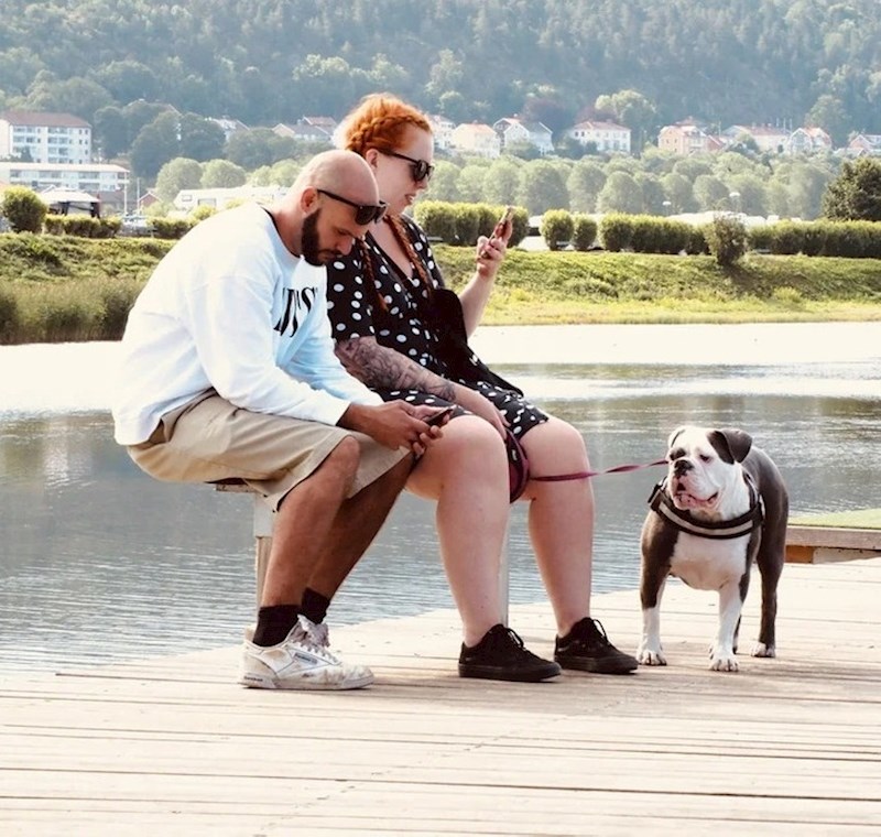 2. Sjede na nevidljivoj klupici