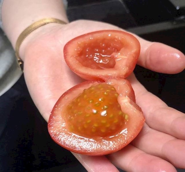 15. Rajčica čija unutrašnjost izgleda kao jagoda.