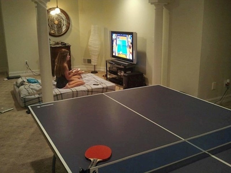 6. Kraj stola za stolni tenis ona ipak bira videoigrice